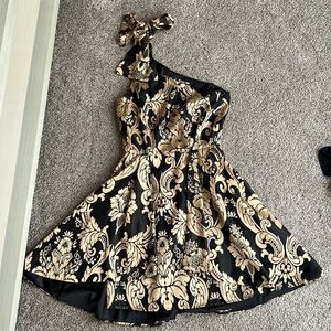 Gianni Bini. Black and gold. After 5pm cocktail dress. One shoulder.